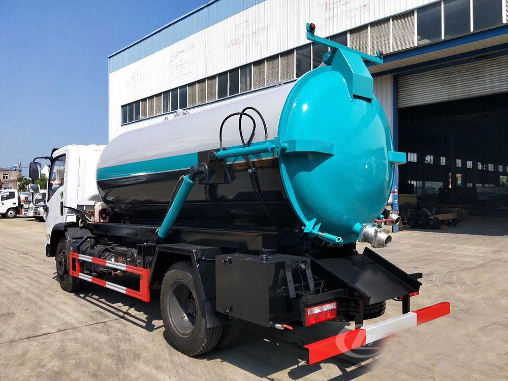 國(guó)六8方東風(fēng)D7 吸污車