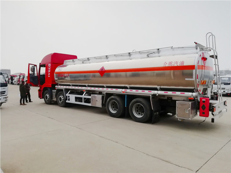 上汽紅巖29.7方前四后八鋁合金運油車，20噸運油車